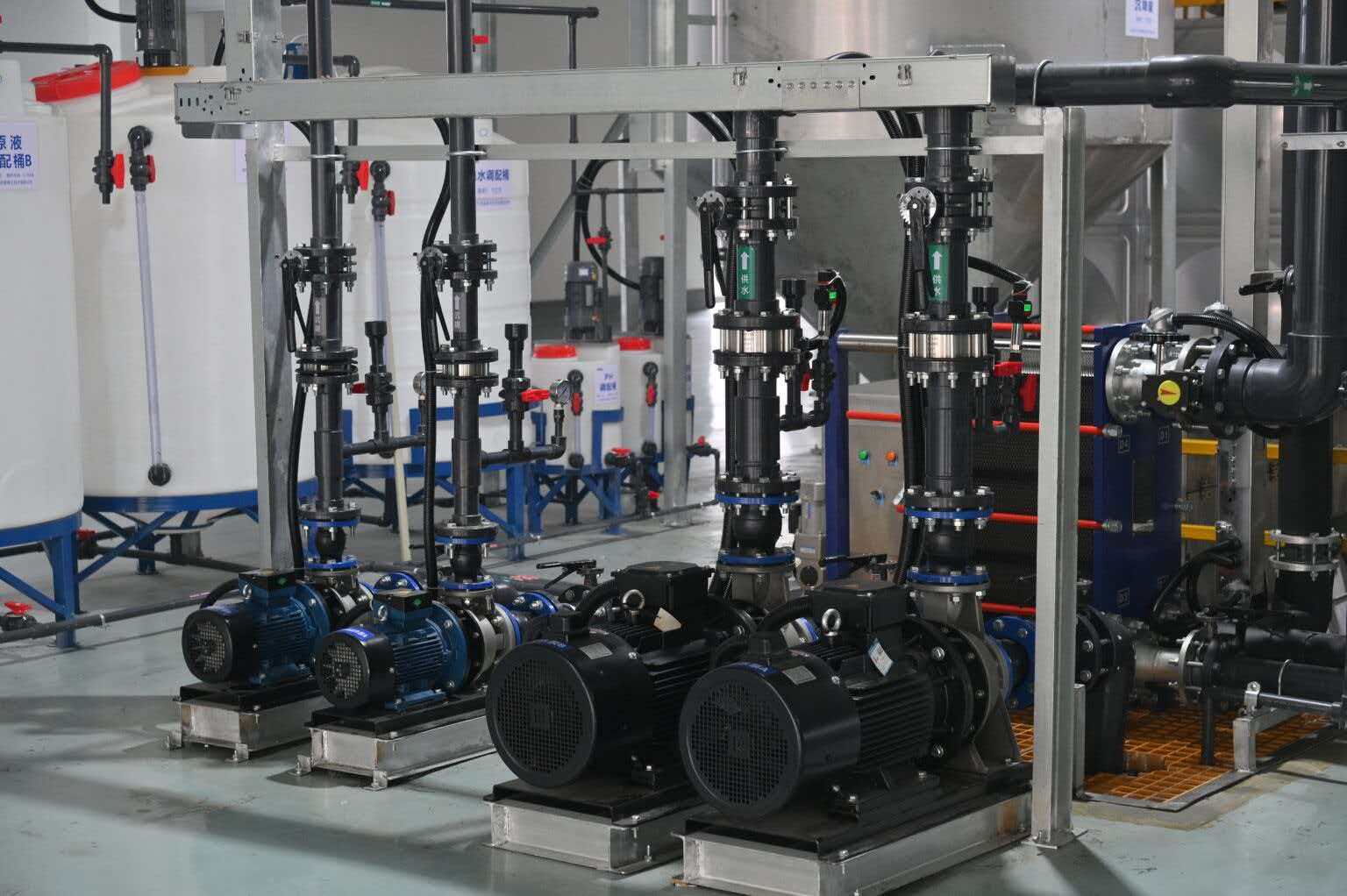 Solution preparation and circulation equipment